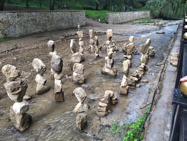 Scultura all'aperto di pietre di bilanciamento sul fiume Olkhovka nella località turistica di Kislovodsk, Russia