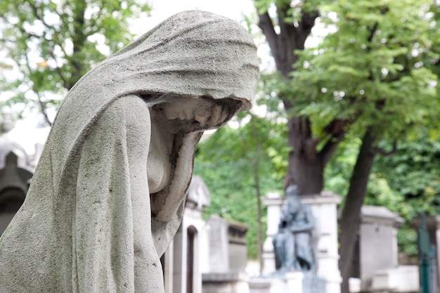 Scultura che piange al cimitero