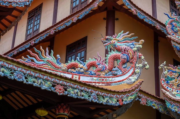 Scultura colorata del drago sul tetto In un tempio buddista a Danang Vietnam