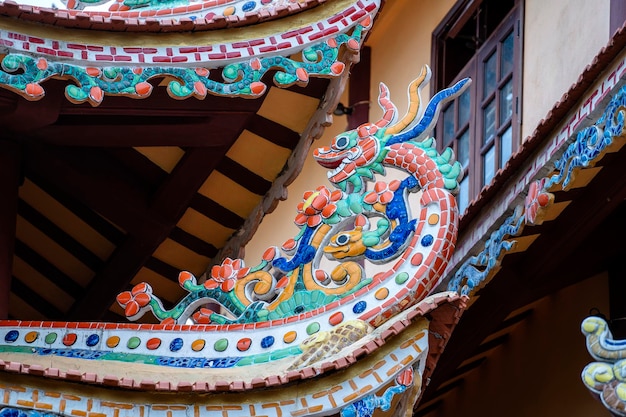 Scultura colorata del drago sul tetto In un tempio buddista a Danang Vietnam