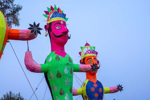 Scultura colorata di Ravan fatta a mano durante il festival di Dussehra in India