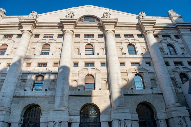 Scultura d'amore fuori dalla borsa di Milano