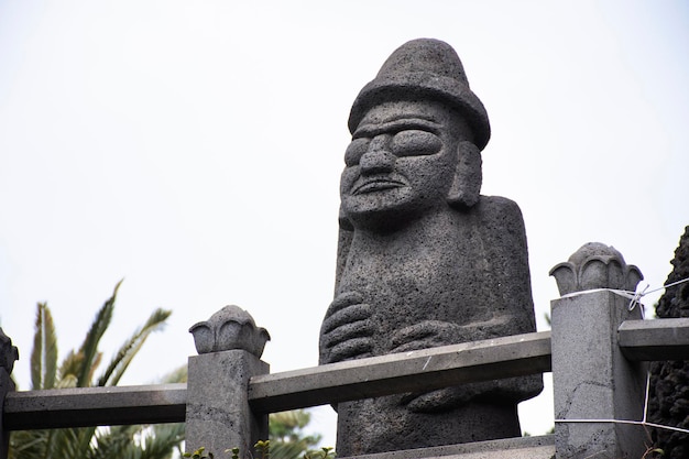 Scultura d'arte Dol hareubangs figura o tol harubangs statua simbolo dell'isola di jeju nel tempio di Sanbangsa per i coreani e i viaggiatori stranieri visitano la città di Seogwipo a Jeju do Corea del Sud