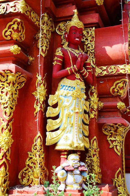 Scultura d'arte statua di divinità o scultura di figura d'angelo stile lanna del tempio di Wat Ming Mueang per il popolo thailandese visita viaggiatore rispetto preghiera benedizione desiderio mistico nella città di Chiangrai a Chiang Rai Thailandia