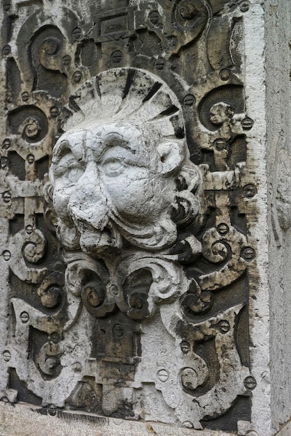 Scultura da parete in pietra nella città vecchia di Soletta. Soletta è la capitale del cantone di Soletta in Svizzera. Si trova sulle rive dell'Aare e ai piedi delle montagne del Giura Weissenstein