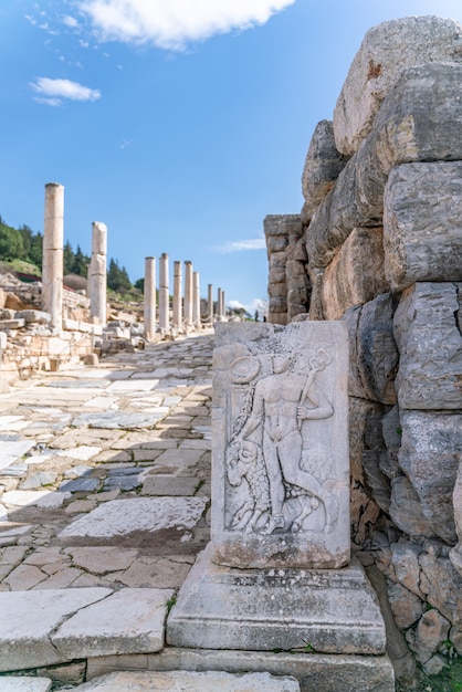 Scultura del dio del commercio Hermes e immagine di ariete a Efeso, Selcuk, Izmir, Turchia. Biblioteca di Celso nell'antica città di Efeso, in Turchia. Efeso è un sito del patrimonio mondiale dell'UNESCO.