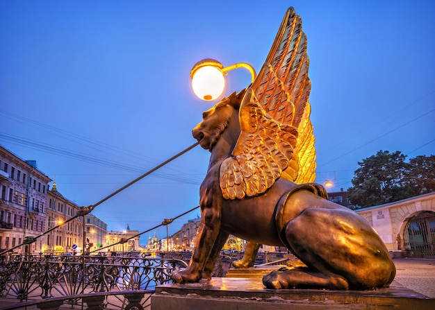 Scultura del Grifone sul ponte della banca San Pietroburgo