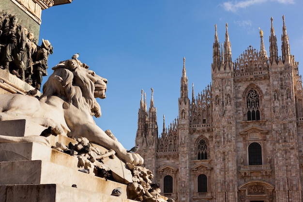 Scultura del leone e Duomo di Milano a Milano, Italy