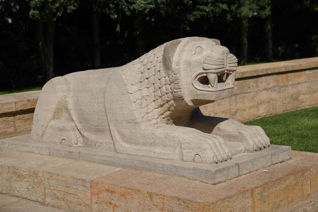 Scultura del leone situata presso la Strada dei Leoni ad Anitkabir Ankara Turkiye