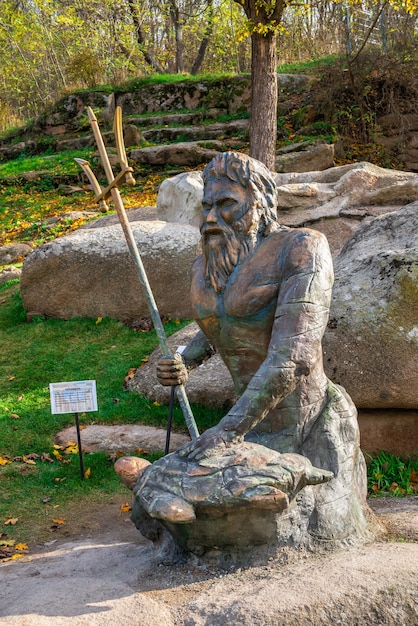 Scultura del parco nell'arboreto di Sofievsky o nel parco di Sofiyivsky