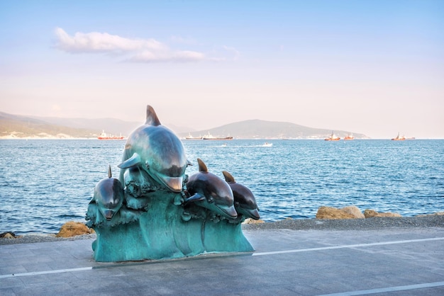 Scultura Delfini e lo smeraldo del Mar Nero Ammiraglio Serebryakov Argine Territorio di Krasnodar Novorossiysk