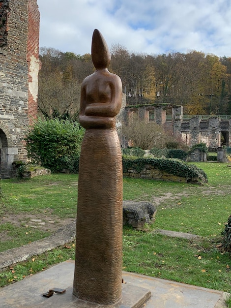 Scultura dell'artista JeanMichel Folon nell'Abbazia di VillersLaVille Belgio