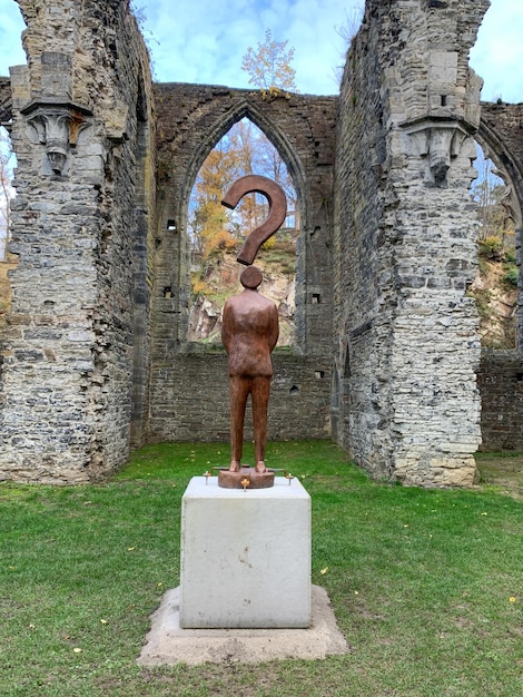 Scultura dell'artista JeanMichel Folon nell'Abbazia di VillersLaVille Belgio