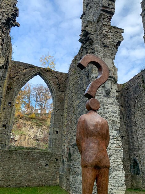 Scultura dell'artista JeanMichel Folon nell'Abbazia di VillersLaVille Belgio