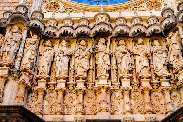 Scultura di dodici santi sulla Cattedrale di Girona, in Catalogna, Spagna.