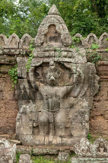 Scultura di Garuda sulla parete del tempio di Preah Khan