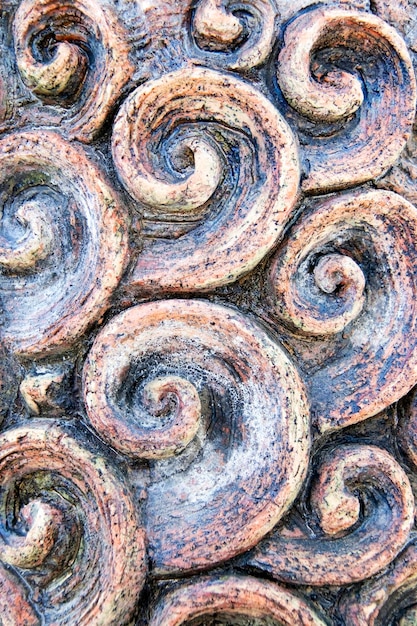 Scultura di onde sul muro