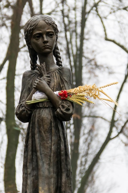 Scultura di ragazza affamata con spighe di grano nelle loro mani Kiev Ucraina