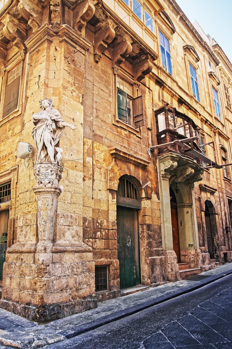 Scultura di Santo all'angolo della strada nella città vecchia di La Valletta, Malta
