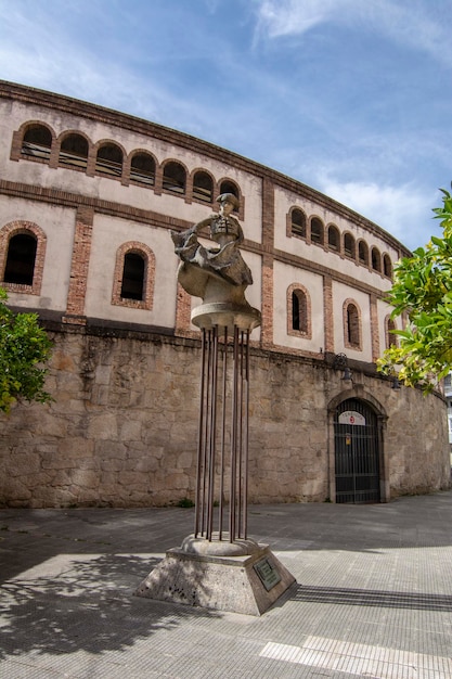 Scultura di torero alla porta dell'arena di Pontevedra