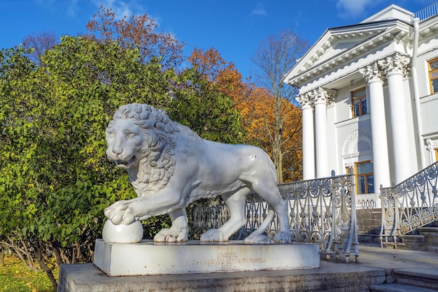 Scultura di un leone che tiene una palla con la sua zampa Elagin Palace Elagin Island SaintPetersburg