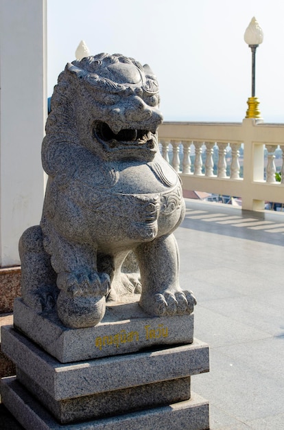 Scultura di un leone in stile orientale nei pressi di un tempio buddista