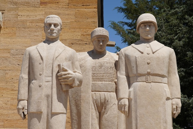 Scultura di uomini turchi situata all'ingresso della Strada dei Leoni ad Anitkabir Ankara Turkiye