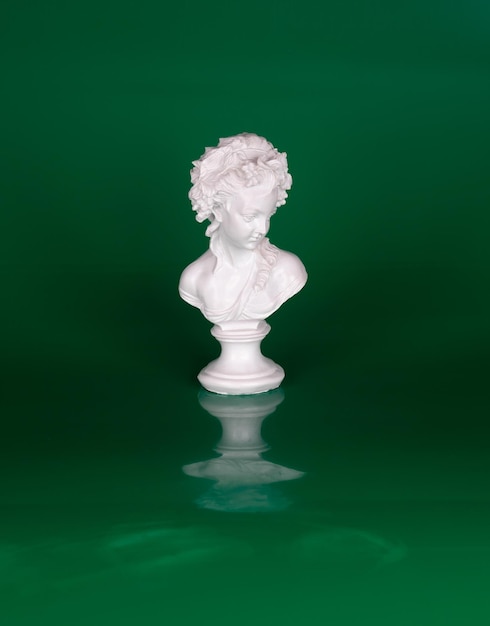 scultura donna rinascimentale isolata su sfondo verde