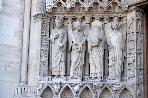 Scultura e tetto della statua della cattedrale di Notre Dame Paris prima dell'incendio