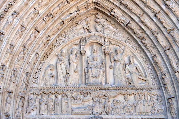 Scultura e tetto della statua della cattedrale di Notre Dame Paris prima dell'incendio