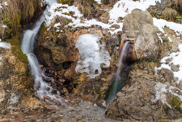 Scultura fontana di pietra in inverno in Italia