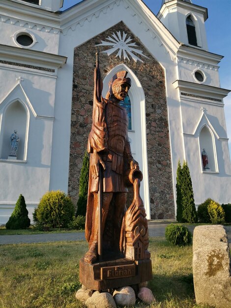 Scultura in legno vicino alla chiesa cattolica