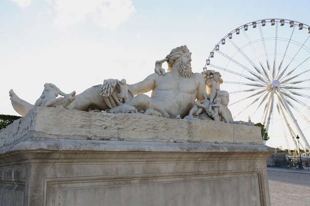 Scultura in marmo all'aperto a Parigi