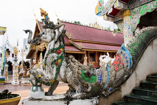 Scultura intagliata animale d'arte di himmapan e creature mitiche leggenda a Chiang Rai Thailandia