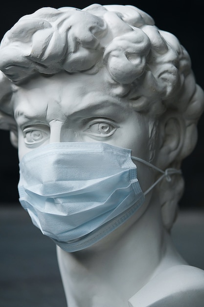 Scultura Intonaco In Una Maschera Medica. Concetto di epidemie di coronavirus e rischio di contaminazione biologica. Prevenzione e trattamento dell'influenza.