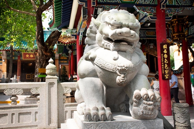 Scultura leone di pietra custode all'ingresso del tempio di Wong Tai Sin per le persone che visitano e rispettano pregando all'isola di Kowloon il 9 settembre 2018 a Hong Kong Cina