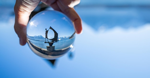 Scultura nel lago all'interno della sfera di cristallo