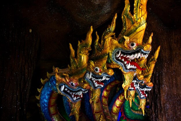 Scultura scultura antica naga o antica statua naka per i viaggiatori tailandesi visita e rispetto pregando benedizione desiderio mito mistero santo al tempio Wat Don Khanak a Nakhon Pathom Thailandia