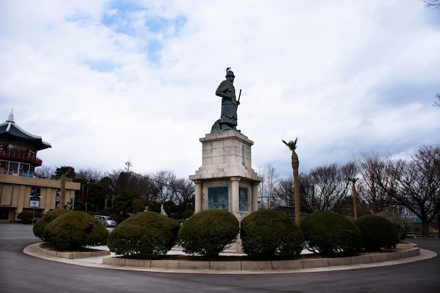 Scultura scultura di Yi Sun sin figura statua monumento per i viaggiatori coreani visita di viaggio nella Diamond Busan Tower e nel parco Yongdusan nella città di Nampo dong il 18 febbraio 2023 a Busan Corea del Sud