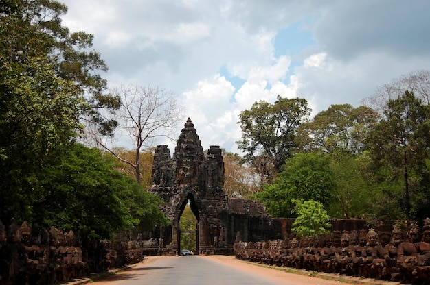 Scultura scultura figura divinità angelo spirito e statua Naga all'ingresso antiche rovine edificio Nokor Thom del ponte South Gate nella cultura indù e buddista vai ad Angkor Wat a Siem Reap Cambogia