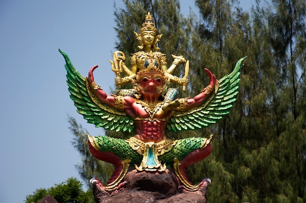 Scultura scultura in pietra Preserver Narai Song Suban figura o Narayana Hari cavalcando la statua di Garuda dell'induismo per la visita di viaggio dei viaggiatori thailandesi al tempio Wat Don Khanak a Nakhon Pathom Thailandia