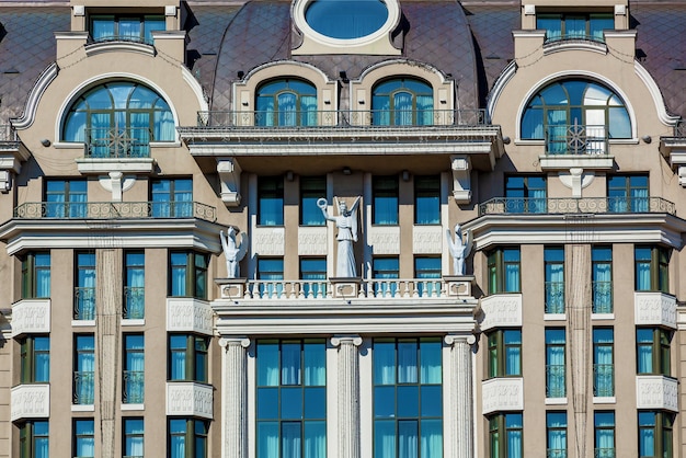 Sculture in pietra di creature mitiche sono collocate sulla facciata dell'edificio. Una struttura moderna in stile classico con grandi vetrate.