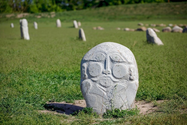 Sculture in pietra intorno alla Burana Tower nel nord del Kirghizistan