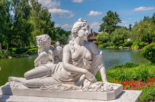 Sculture nel parco pubblico vicino alla casa Honka nella residenza Mezhyhirya, Kiev, Ucraina, in una soleggiata giornata estiva