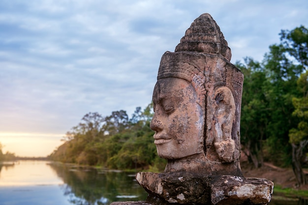 Sculture nella porta sud di Angkor Wat, Siem Reap, Cambogia.