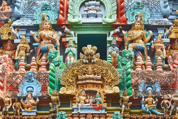 Sculture sulla torre del tempio indù