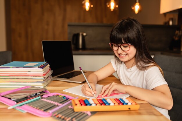 Scuola a casa. Apprendimento online. Studentessa fa i compiti a casa. Homeschooling. Educazione a distanza