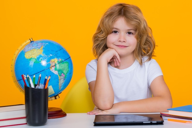 Scuola bambino 78 anni con libro torna a scuola Piccolo studente Concetto di istruzione