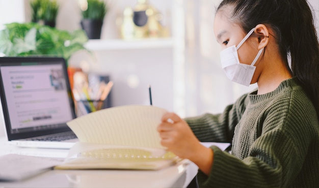 Scuola di casa in quarantena. Istruzione domestica per evitare la malattia da virus, concetto di istruzione online