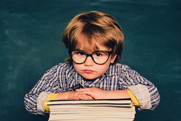 Scuola elementare. Formazione scolastica. Di nuovo a scuola. Scolaretto o bambino in età prescolare vittima di bullismo a scuola